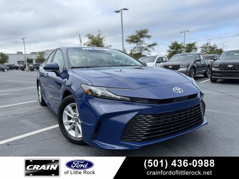 Used 2025 Toyota Camry SE image 1