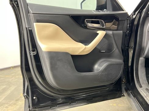 Used 2017 Jaguar F-PACE Premium image 19