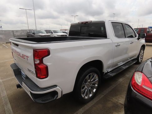 Used 2020 Chevrolet Silverado 1500 High Country w/ Technology Package AWD/4WD image 13