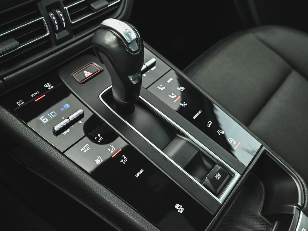 Used 2023 Porsche Macan AWD/4WD image 32