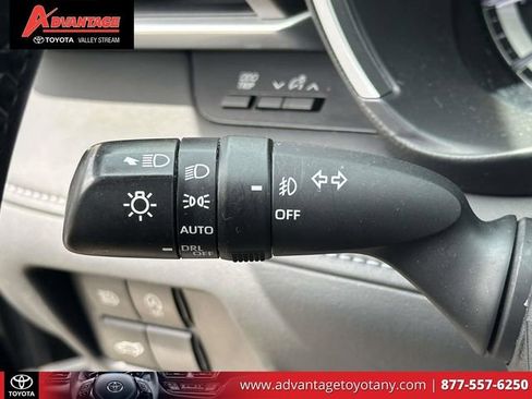Used 2023 Toyota Highlander XLE AWD/4WD image 30