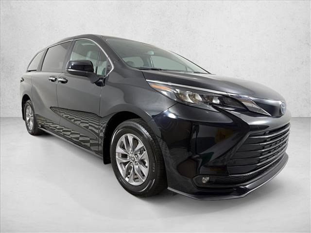 Used 2025 Toyota Sienna XLE w/ XLE Plus Package FWD image 1