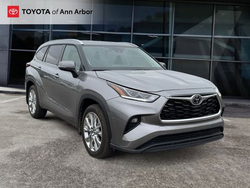 Used 2025 Toyota Highlander Limited AWD/4WD image 1