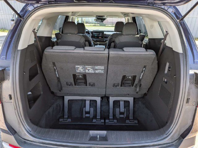Used 2025 Kia Carnival LX FWD image 14