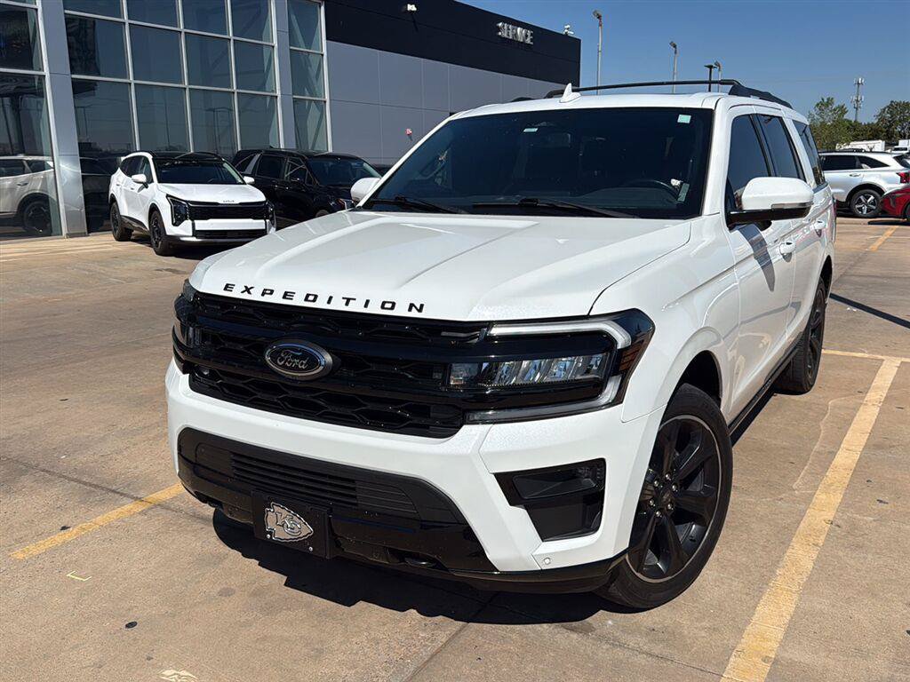 Used 2023 Ford Expedition Limited AWD/4WD image 2