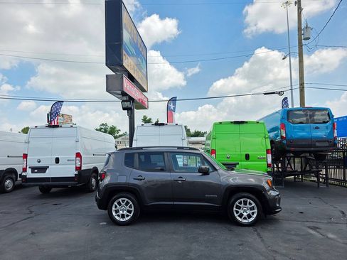 Used 2020 Jeep Renegade Latitude FWD image 3