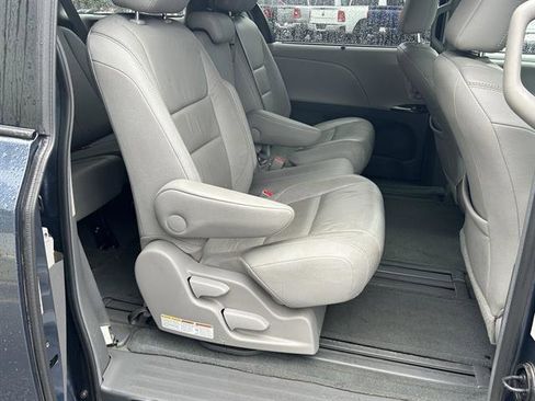 Used 2017 Toyota Sienna XLE image 26