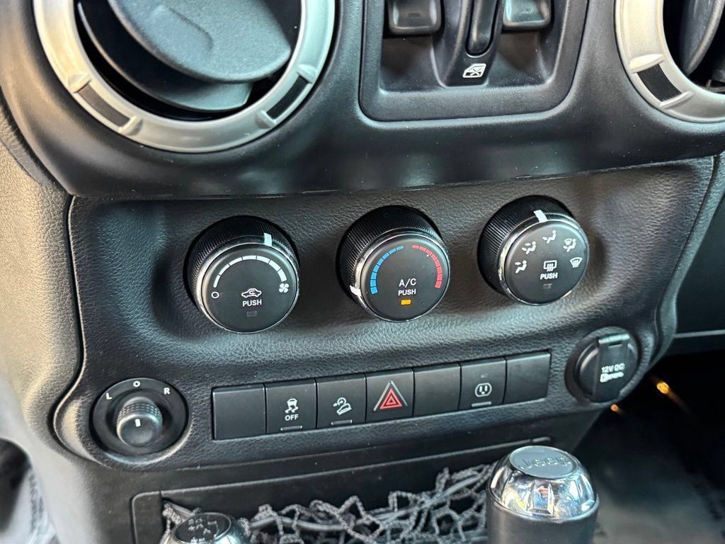Used 2017 Jeep Wrangler Unlimited Sahara w/ Connectivity Group AWD/4WD image 18