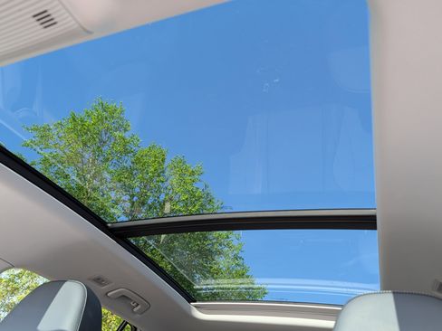 Certified 2025 Volkswagen Tiguan SE AWD/4WD image 33