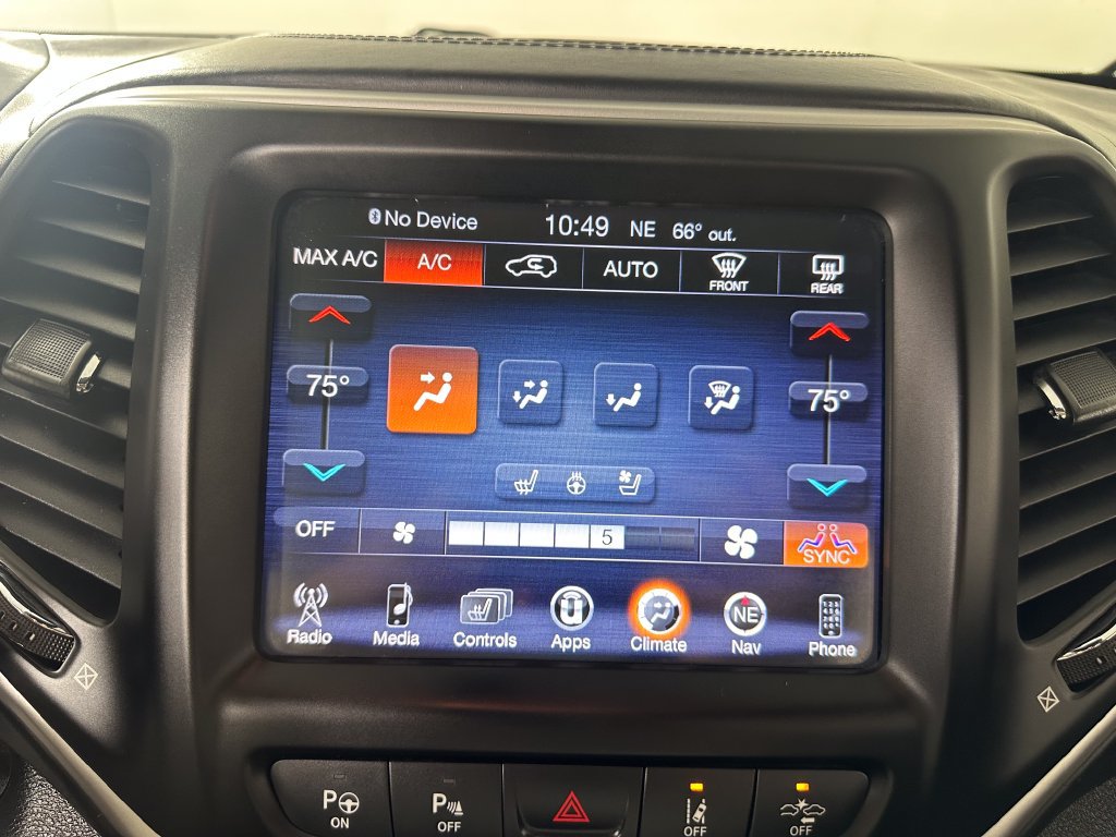 Used 2017 Jeep Cherokee Overland w/ Technology Group AWD/4WD image 32