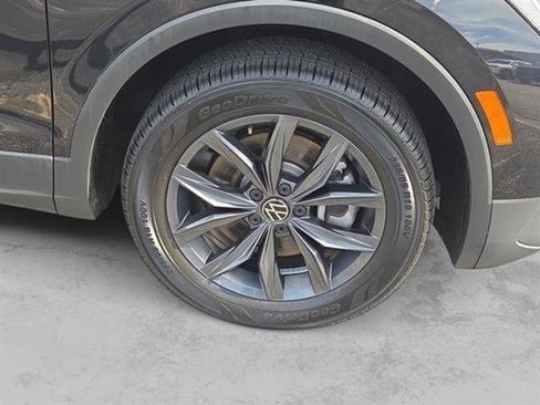 Used 2022 Volkswagen Tiguan SE image 9