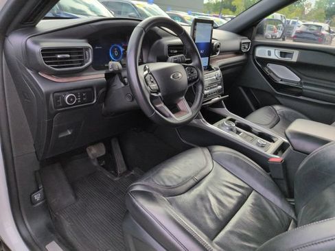 Certified 2023 Ford Explorer Platinum w/ Technology Package AWD/4WD image 32