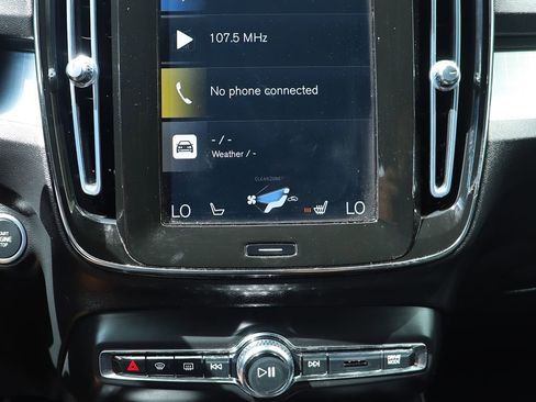 Used 2022 Volvo XC40 T4 Momentum image 37