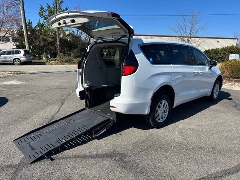 Used 2023 Chrysler Voyager LX FWD image 2