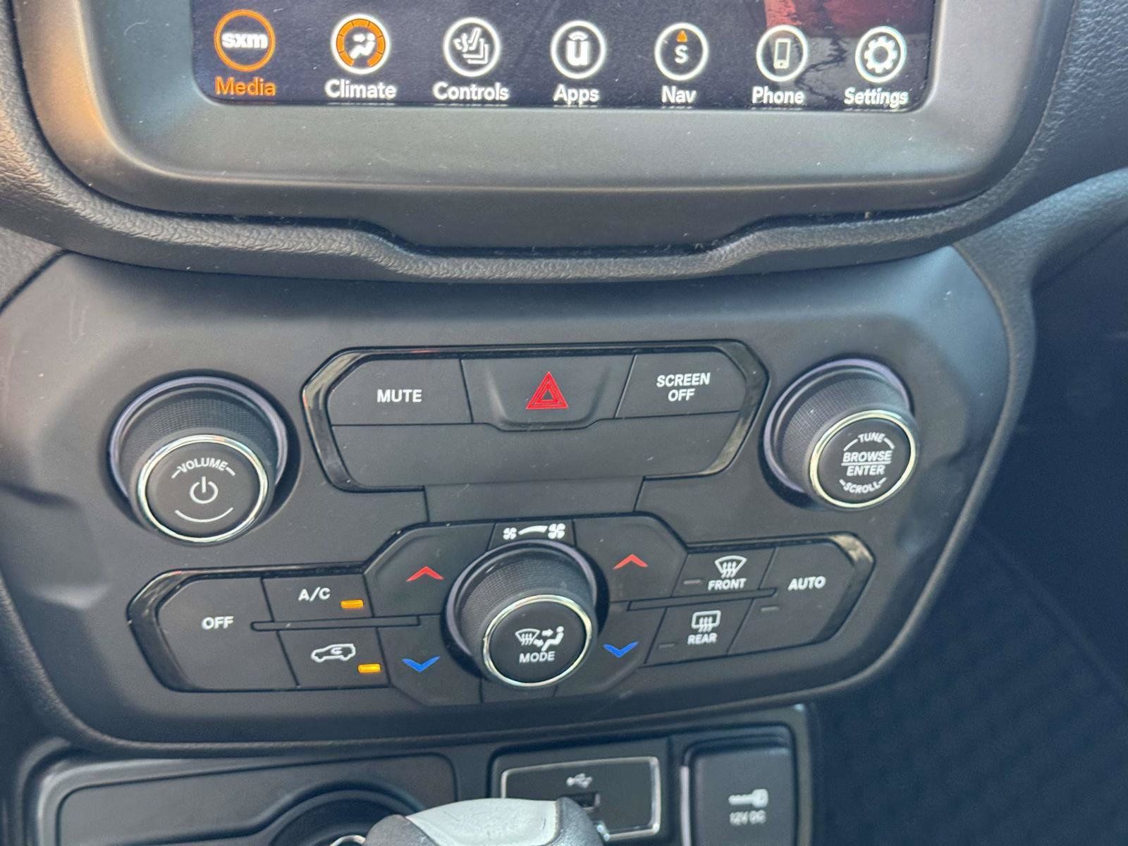 Used 2020 Jeep Renegade Latitude w/ UConnect 8.4 Nav Group AWD/4WD image 24