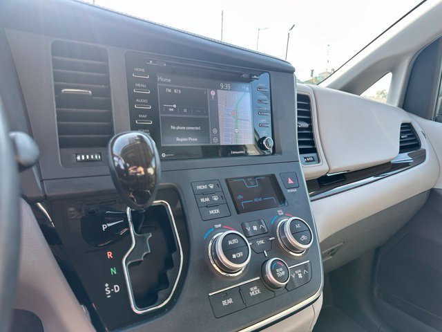 Used 2018 Toyota Sienna XLE w/ XLE Navigation Package FWD image 18