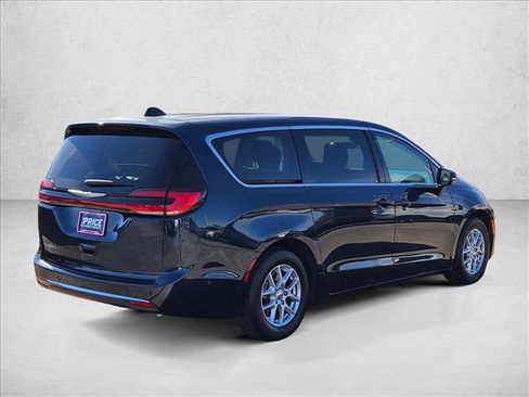 Used 2023 Chrysler Pacifica Touring-L image 5