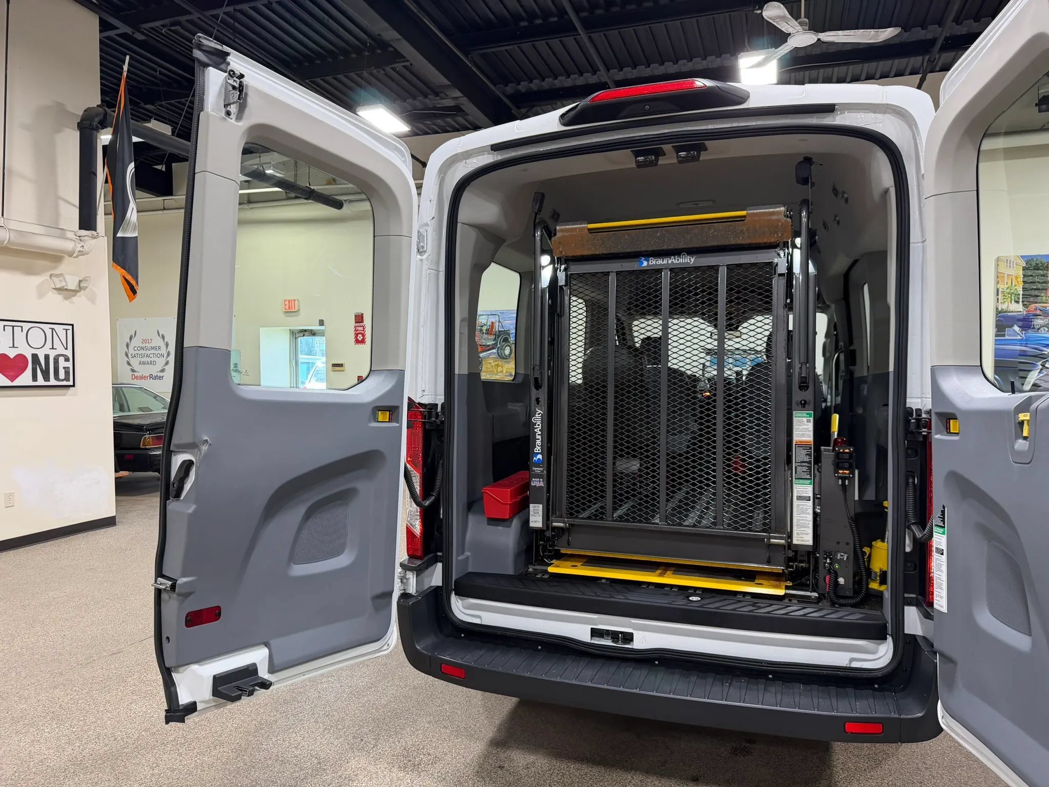 Used 2018 Ford Transit 150 XL RWD image 43