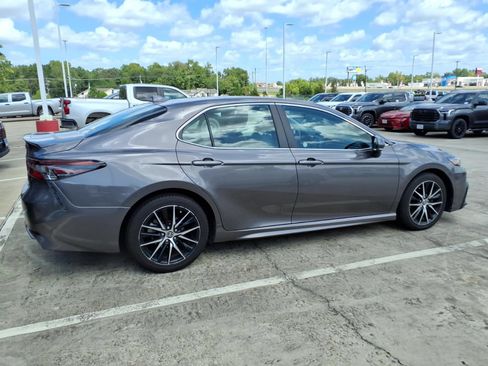 Used 2022 Toyota Camry SE FWD image 8