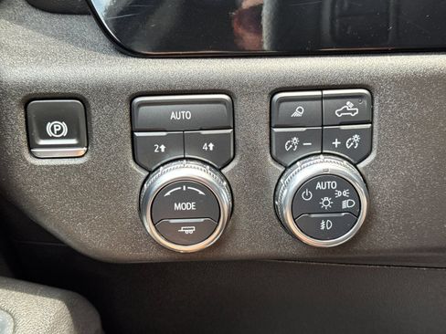 Used 2025 GMC Sierra 1500 SLT AWD/4WD image 32