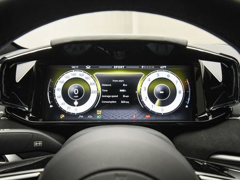 Used 2025 Aston Martin V8 Vantage Coupe image 14