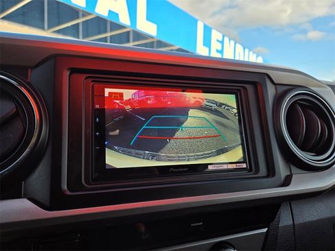 Used 2017 Toyota Tacoma 2WD Double Cab image 14