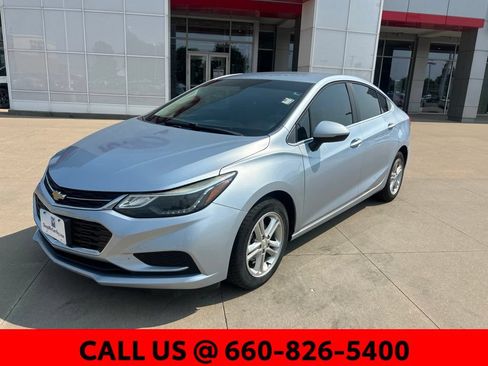 Used 2017 Chevrolet Cruze LT FWD image 2