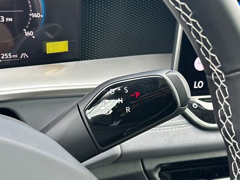 New 2025 Volkswagen Tiguan SE image 19