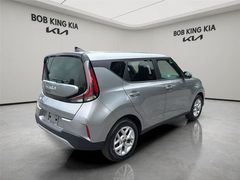 Used 2025 Kia Soul LX w/ LX Technology Package FWD image 5