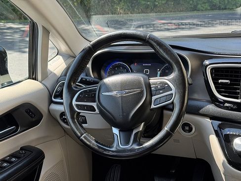 Used 2020 Chrysler Pacifica Touring-L Plus image 15