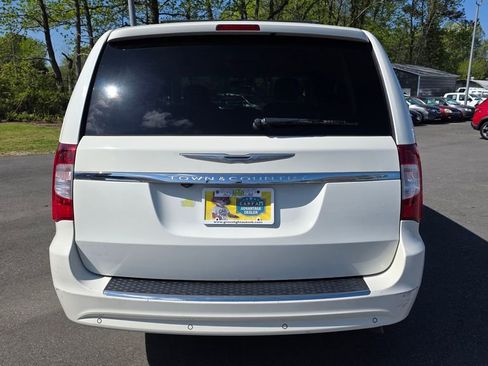 Used 2013 Chrysler Town & Country Touring-L w/ Entertainment Group #2 FWD image 6