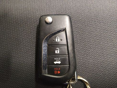 Used 2021 Toyota Corolla LE FWD image 32