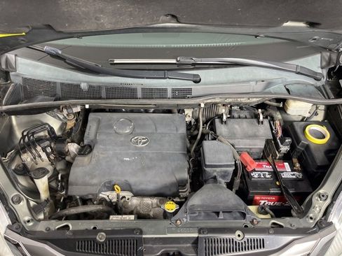 Used 2012 Toyota Sienna XLE image 35