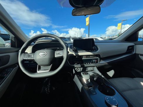 Used 2025 Nissan Rogue SV image 35