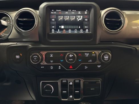 Used 2019 Jeep Wrangler Unlimited Sahara image 10