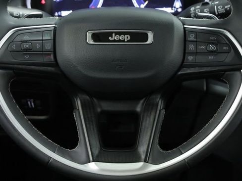 Used 2023 Jeep Grand Cherokee L Laredo image 12
