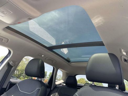 Used 2023 Volkswagen Taos SE w/ Panoramic Sunroof Package FWD image 9