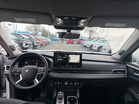 Used 2025 Mitsubishi Outlander SE image 17