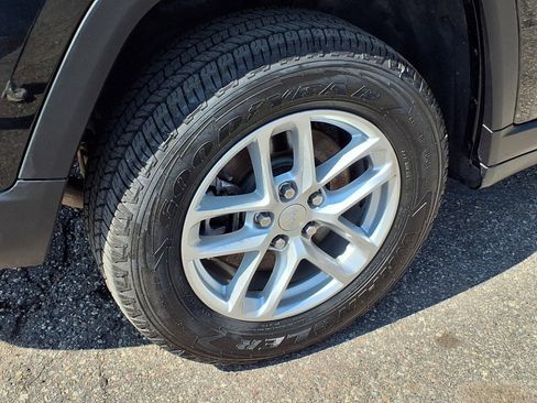 Used 2023 Jeep Grand Cherokee L Laredo image 25