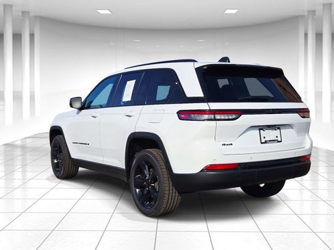 Used 2023 Jeep Grand Cherokee Altitude image 5