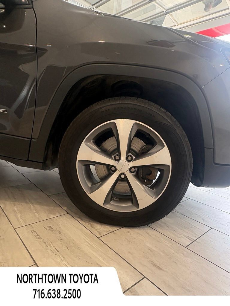 Used 2022 Jeep Cherokee Limited AWD/4WD image 10