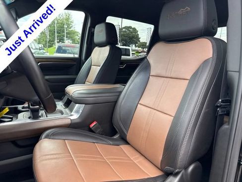 Used 2024 Chevrolet Silverado 1500 High Country w/ High Country Premium Package AWD/4WD image 9