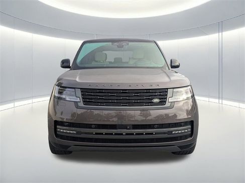Used 2025 Land Rover Range Rover SE image 3