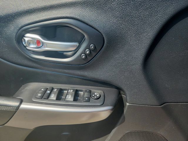 Used 2020 Jeep Cherokee Limited AWD/4WD image 18