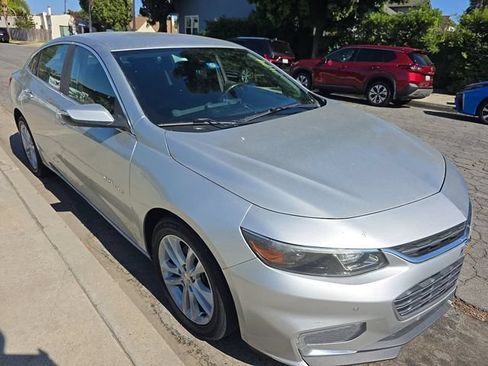 Used 2017 Chevrolet Malibu LT w/ Driver Confidence Package FWD image 2