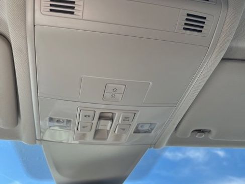 Used 2018 Volkswagen Tiguan SEL Premium image 41