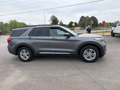 Used 2024 Ford Explorer XLT image 11