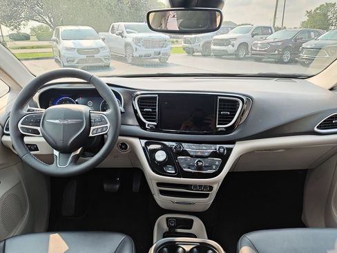 Used 2024 Chrysler Pacifica Touring-L FWD image 15