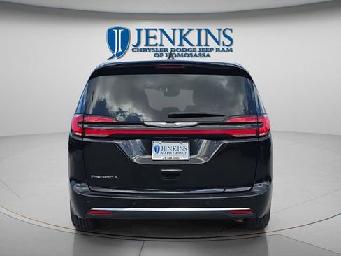 Certified 2024 Chrysler Pacifica Touring-L image 6