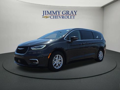 Used 2023 Chrysler Pacifica Touring-L FWD image 1